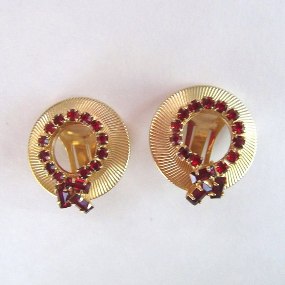 Vintage red rhinestone circle wreath pendant & clip on earring set - Picture 8 of 9
